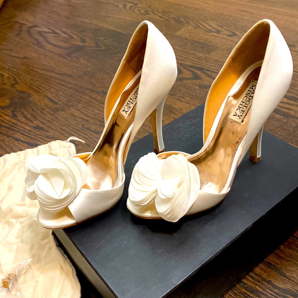 Badgley mischka White satin shoes with flower detail